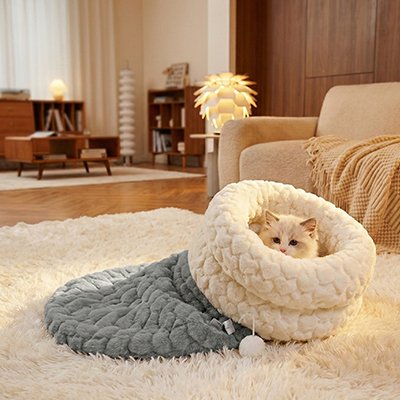 lit chat sac de couchage gris avec chat caché