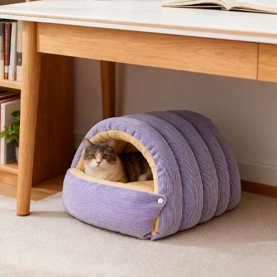 lit pour chat tunnel semi-fermé avec chat allongé