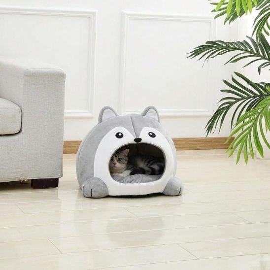 niche pour chat grotte husky gris avec chat allongé dedans 3