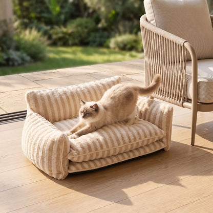 canapé pour chat rayures beige chat s'étire terrasse 
