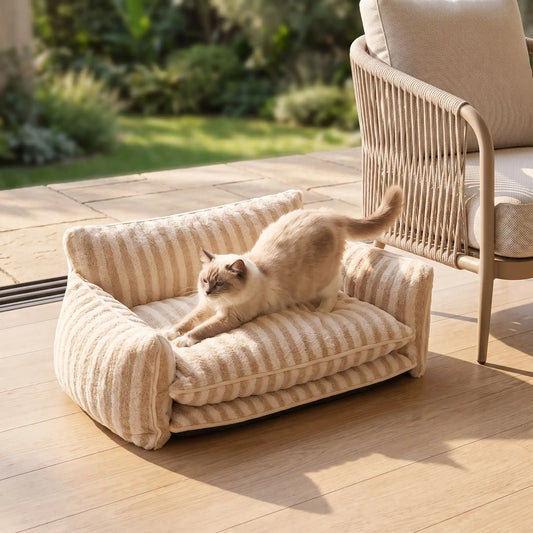 canapé pour chat rayures beige chat s'étire terrasse 