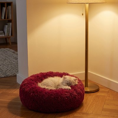 coussin a chat rond rouge bordeaux avec chat endormi