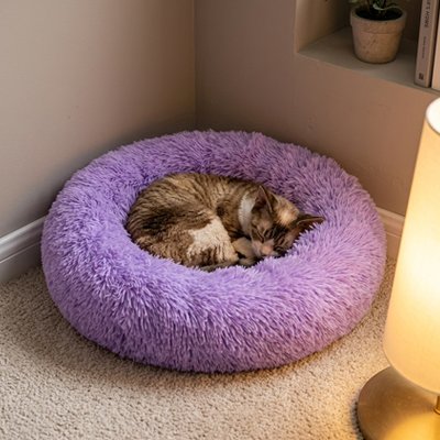 coussin a chat violet cocon avec chat endormi