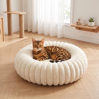 coussin pour chat blanc chat léopard allongé