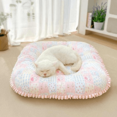 coussin pour chat carré rembourré avec chat endormi 