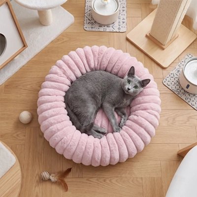coussin pour chat mauve rond vu haut chat allongé