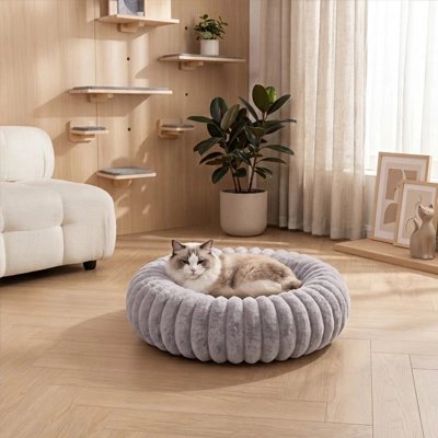 coussin pour chat rond gris chat allongé au repos 