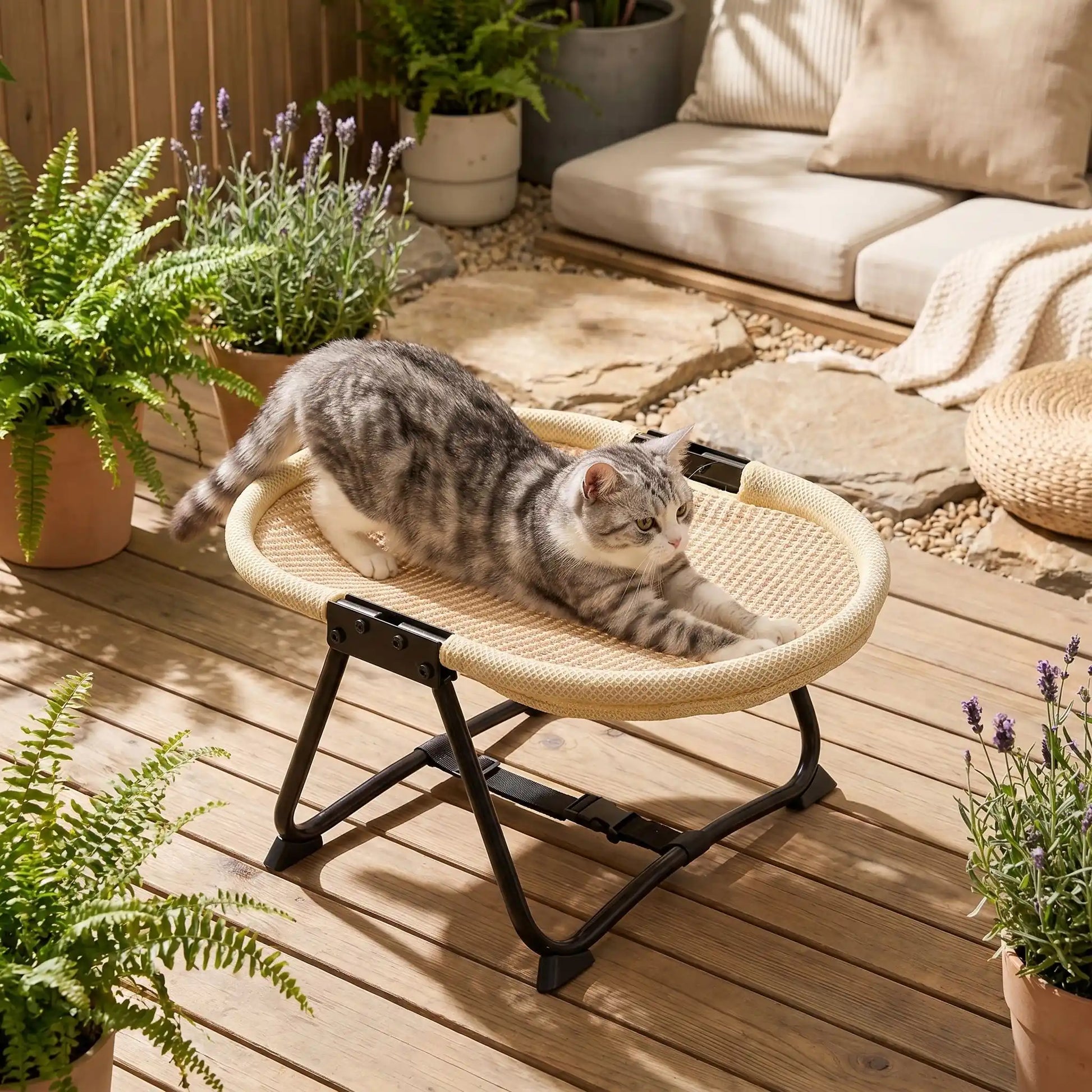 hamac à chat housse tressé avec chat qui s'étire terrasse 