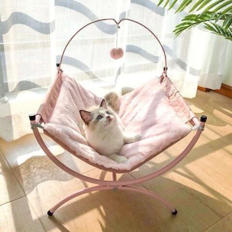 hamac à chat sur pieds avec plaid rose 