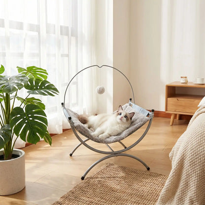 hamac à chat sur pieds gris avec chat allongé 