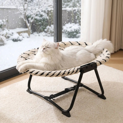 hamac à chat sur pieds housse peluche avec chat détendu 