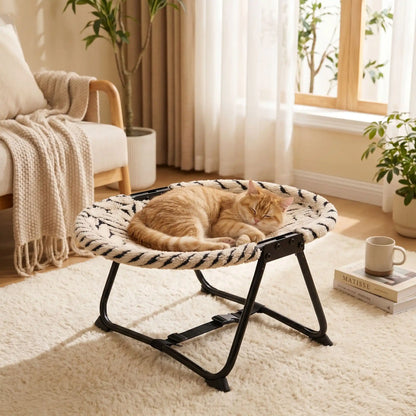 hamac à chat sur pieds housse peluche avec chat endormi 