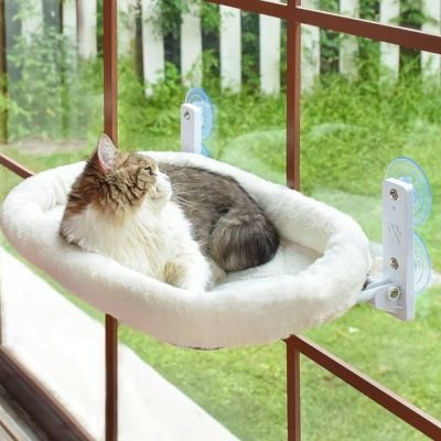 hamac de fenêtre pour chat housse peluche blanche avec chat tranquille