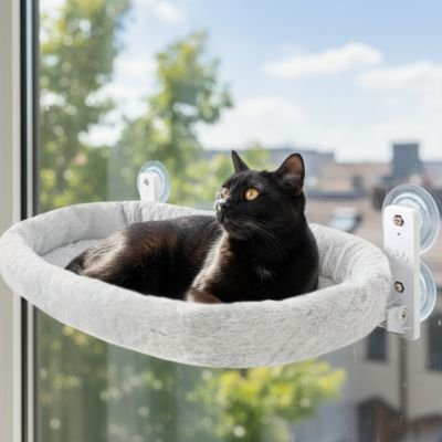 hamac de fenêtre pour chat housse peluche grise avec chat noir 