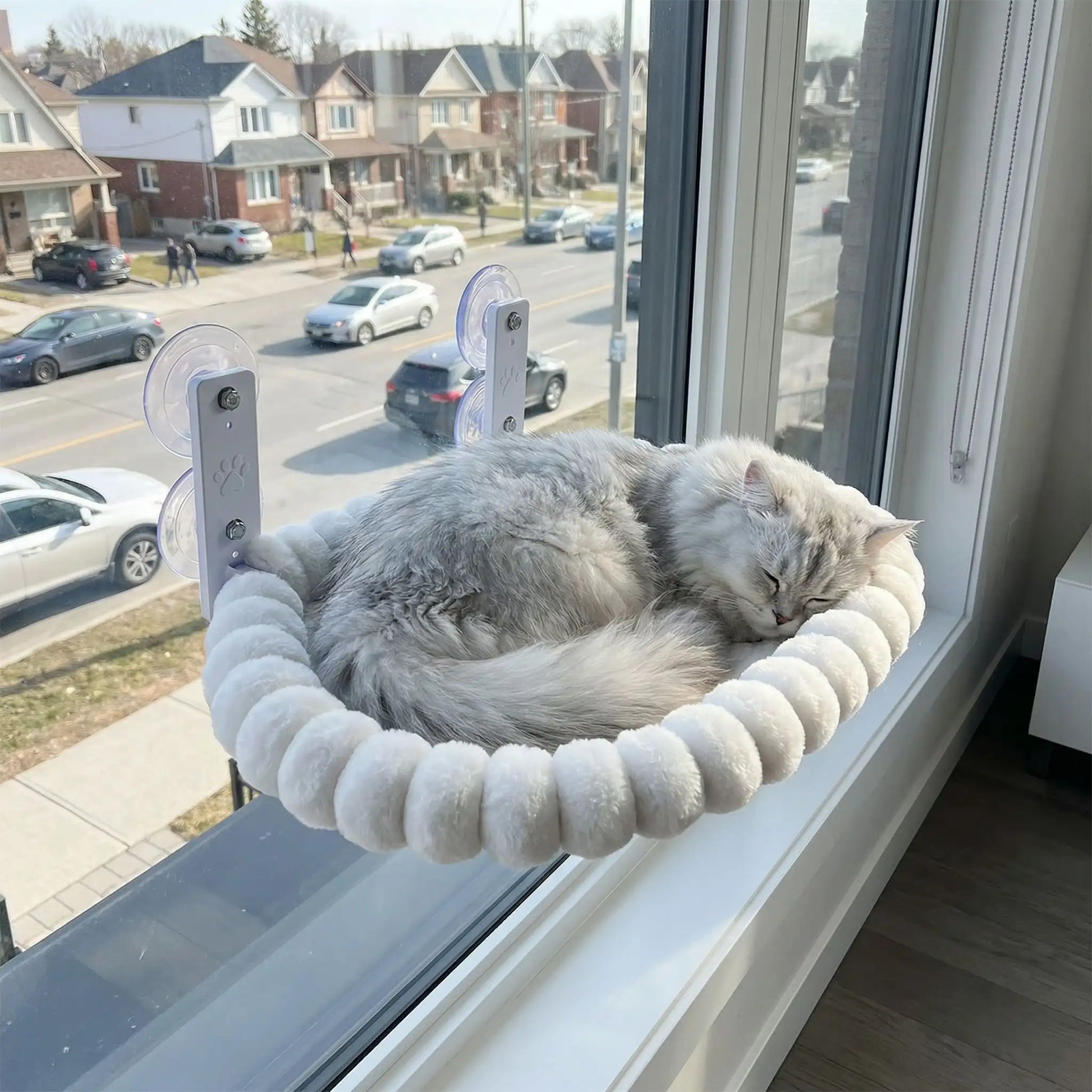 hamac pour chat fenêtre oval blanc doux avec chat dormant