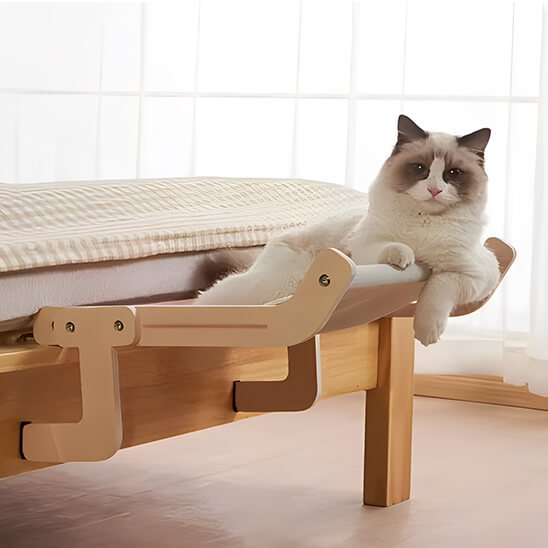 hamac suspendu pour chat accroché lit