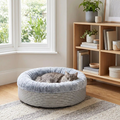 lit chat fond rond gris avec chat posé