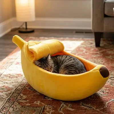 lit pour chat banane jaune chaton endormi 