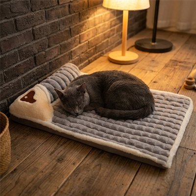 lit pour chat gris mémoire de forme avec chat endormi