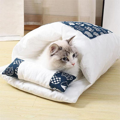 lit pour chat motif bleu couchage enveloppant avec chat allongé