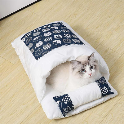 lit pour chat motif bleu couchage enveloppant avec chat 