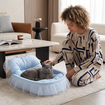 lit pour chat ovale bleu humain chat posé