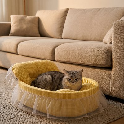lit pour chat ovale jaune avec chat posé
