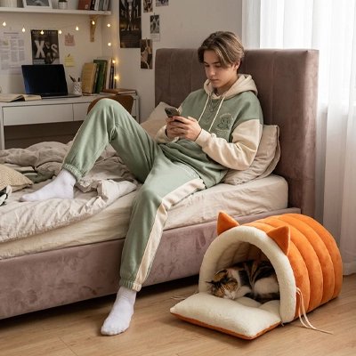 lit pour chat tunnel orange oreilles chat humain chat dormant