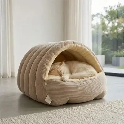 lit pour chat tunnel semi-fermé beige chat endormi