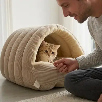 lit pour chat tunnel semi-fermé beige humain chat 