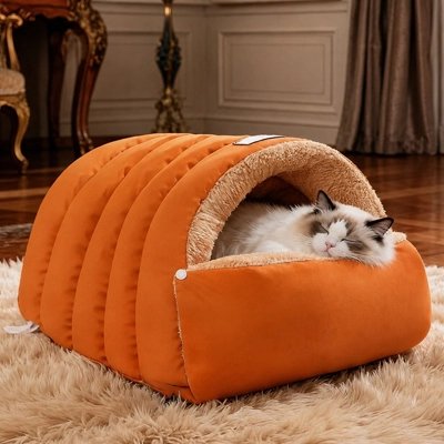 lit pour chat tunnel semi-fermé orange avec chat dormant