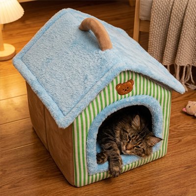 maison pour chat bleu vert avec chat allongé tranquille