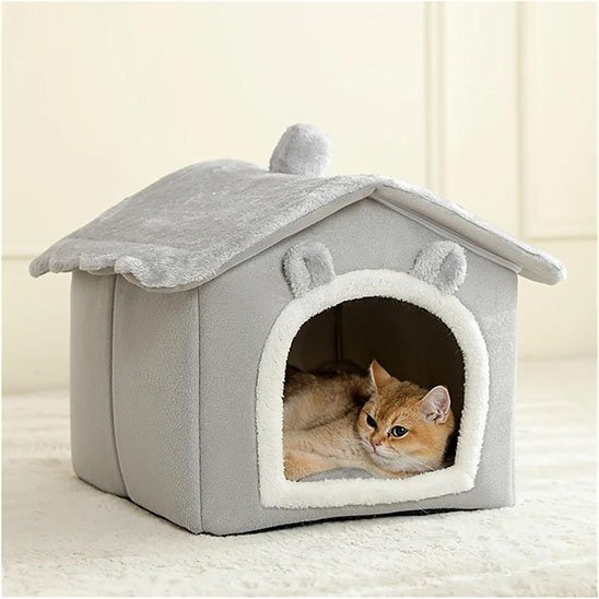 maison pour chat gris clair doux avec chat       