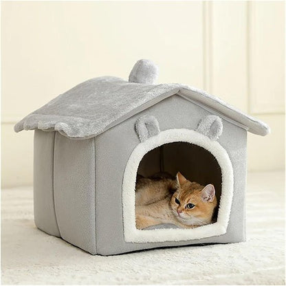 maison pour chat gris clair doux avec chat       