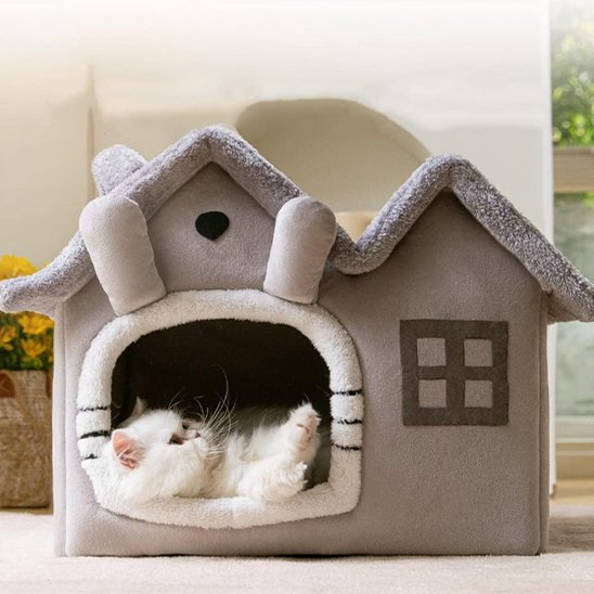 maison pour chat grise oreilles lapin avec chat allongé