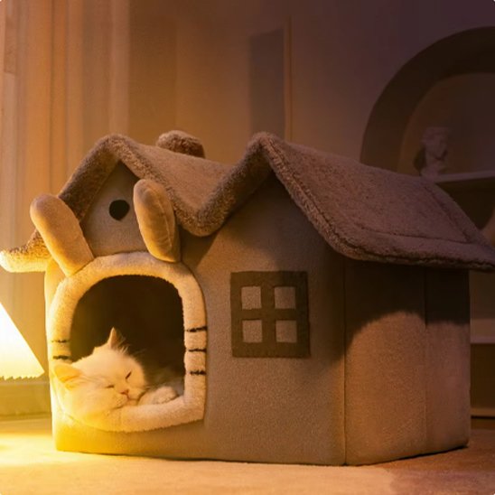 maison pour chat grise oreilles lapin avec chat endormi
