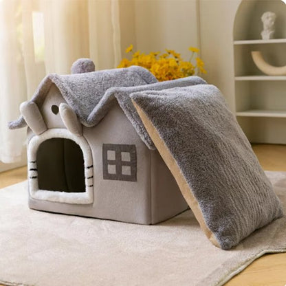maison pour chat grise oreilles lapin avec coussin à côté 