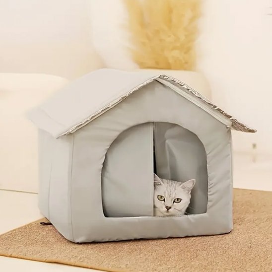 niche à chat extérieur imperméable gris clair avec chat           