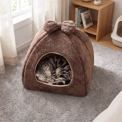 niche à chat marron triangle arrondi chat dormant