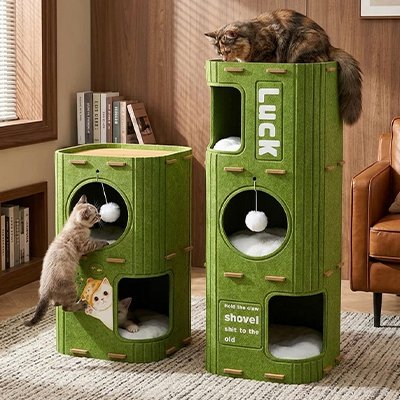 niche à chat verte plusieurs couchages à étage avec chats  