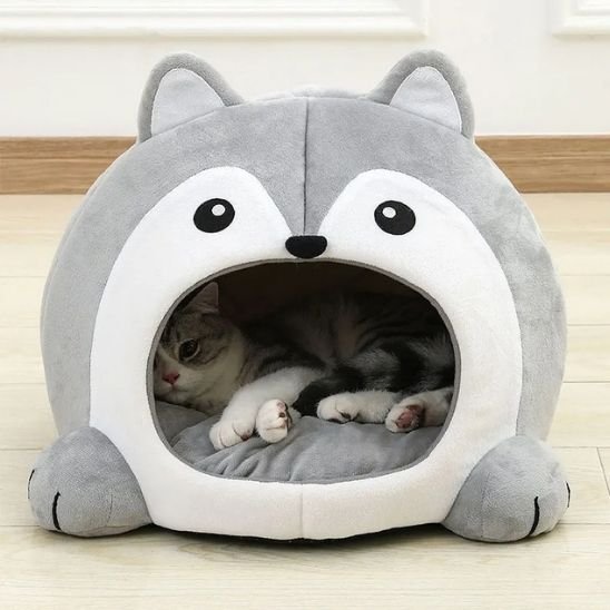 niche pour chat grotte husky gris avec chat allongé dedans 2