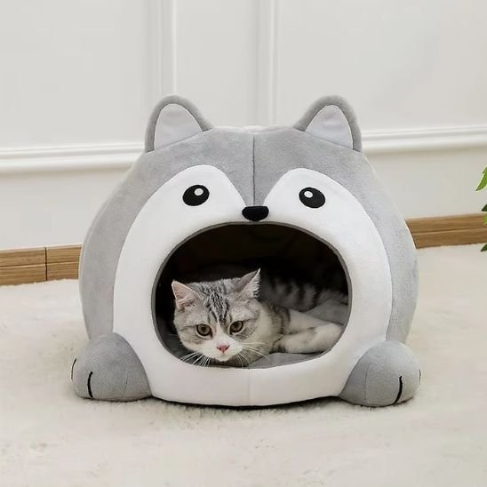 niche pour chat grotte husky gris avec chat allongé dedans