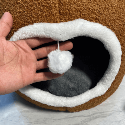 niche pour chat oreilles ours marron avec boule de jeu 