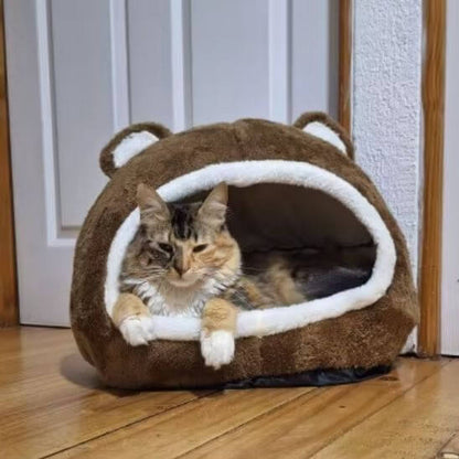 niche pour chat ours avec chat allongé tranquille 