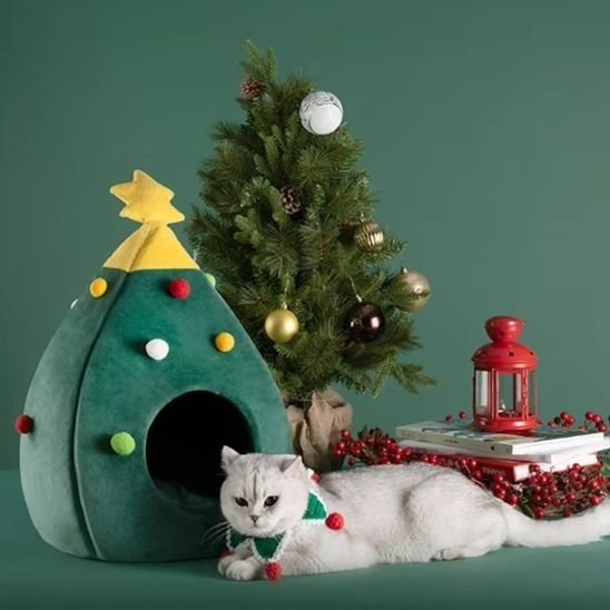 niche pour chat sapin festif avec chat blanc allongé 