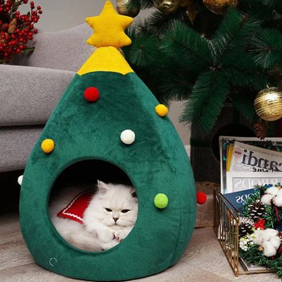 niche pour chat sapin noël avec chat blanc allongé dedans 