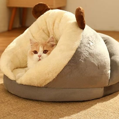 niche pour chat semi-ouverte grise avec cornes marron et chat 