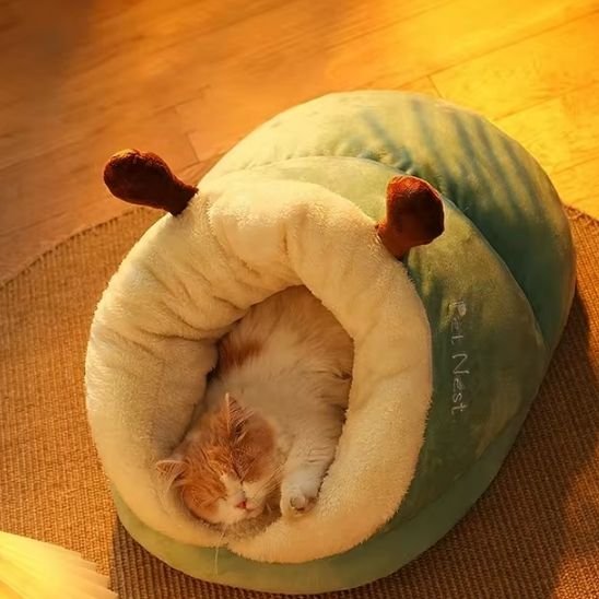 niche pour chat semi-ouverte verte avec cornes marron chat qui dort 2