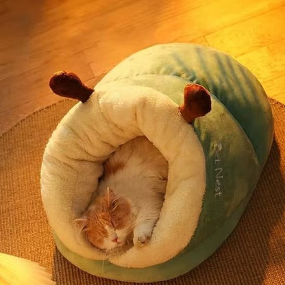 niche pour chat semi-ouverte verte avec cornes marron chat qui dort 2