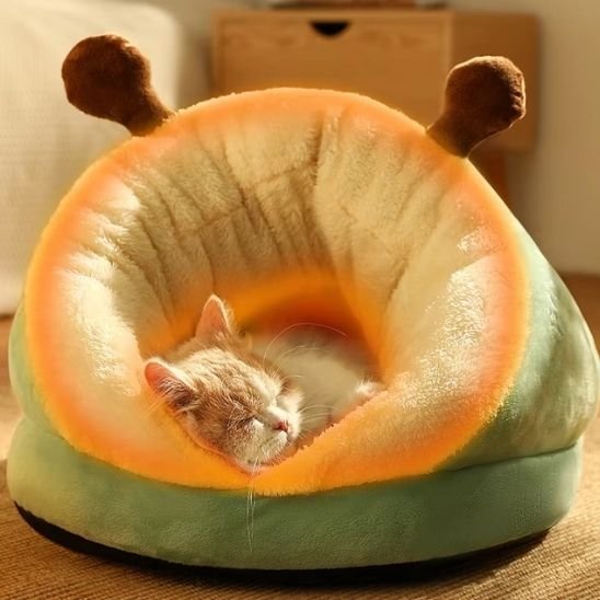 niche pour chat semi-ouverte verte avec cornes marron chat qui dort